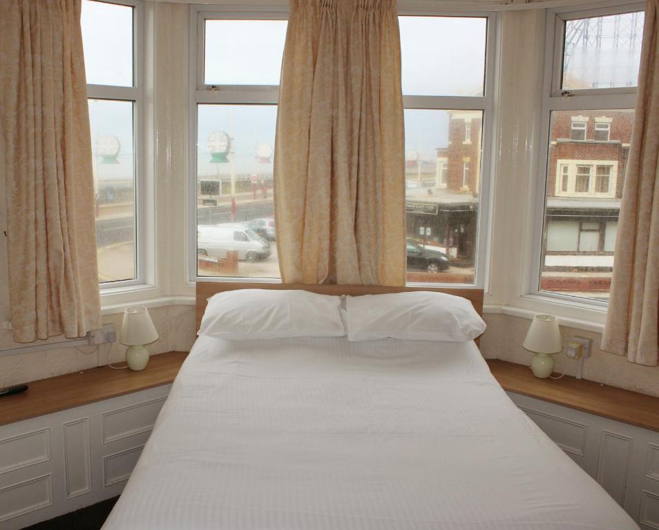 The Colwyn Hotel - Near Pleasure Beach Блекпул Екстериор снимка